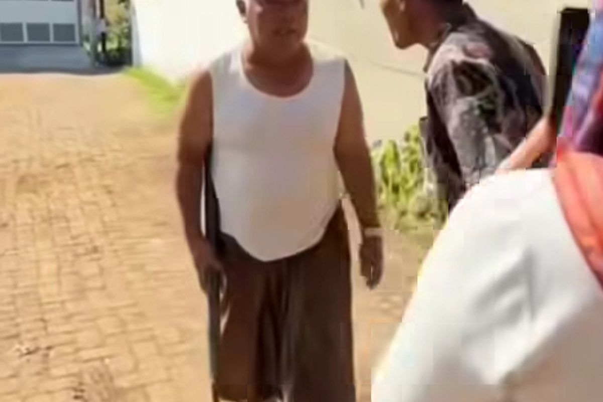 Tangkapan layar salah satu video yang memperlihatkan salah seorang dosen UIN Malang menggunakan topi, kaos singlet, dan sarung terlibat adu mulut di suatu lingkungan pemukiman. 