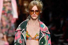 Milan Fashion Week Buktikan Motif Bunga Masih Diminati