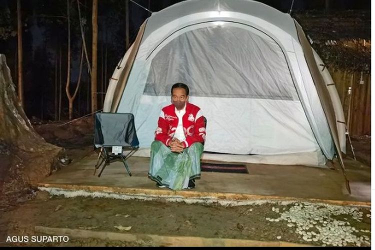 Presiden Joko Widodo membagikan pengalamannya saat berkemah di Ibu Kota Nusantara, Sepaku, Kabupaten Penajam Paser Utara, Kalimantan Timur, Senin (14/3/2022).
