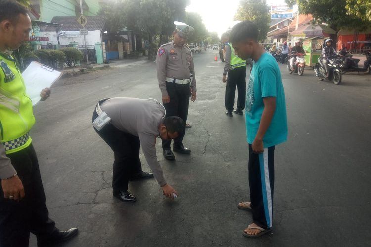 Foto: Para polisi ketika melakukan oleh TKP di Jalam WR Supratman di Kelurahan Patokam, Kecamatan Situbondo Kota, Kabupaten Situbondo, Provinsi Jawa Timur.