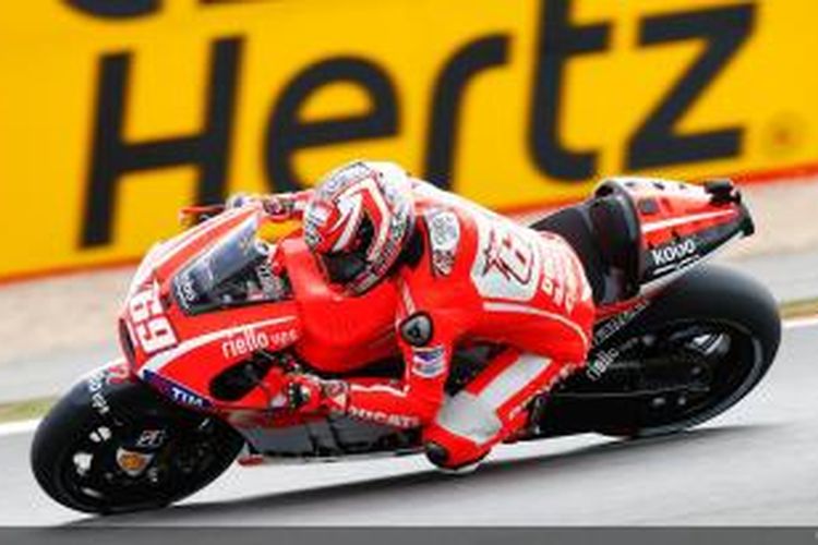 Pebalap Ducati asal Italia, Nicky Hayden, memacu motornya pada GP Inggris, di Sirkuit Silverstone, Minggu (1/9/2013).