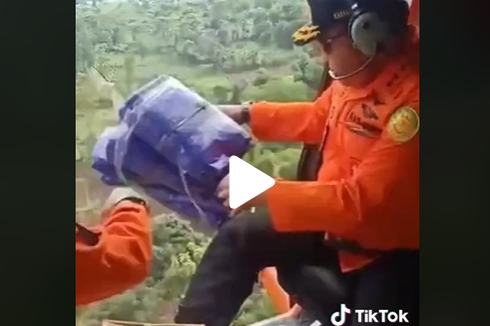 Viral, Video Basarnas Bagikan Bantuan Lewat Helikopter, Ini Penjelasannya