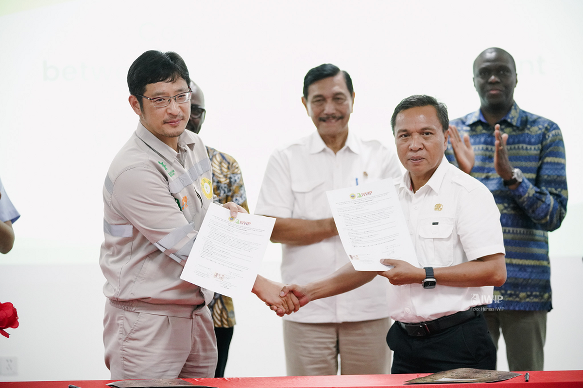 PT Indonesia Weda Bay Industrial Park (IWIP) menandatangani komitmen kerja sama dengan Pemerintah Kabupaten (Pemkab) Halmahera Tengah (Halteng), Jumat (12/5/2023).