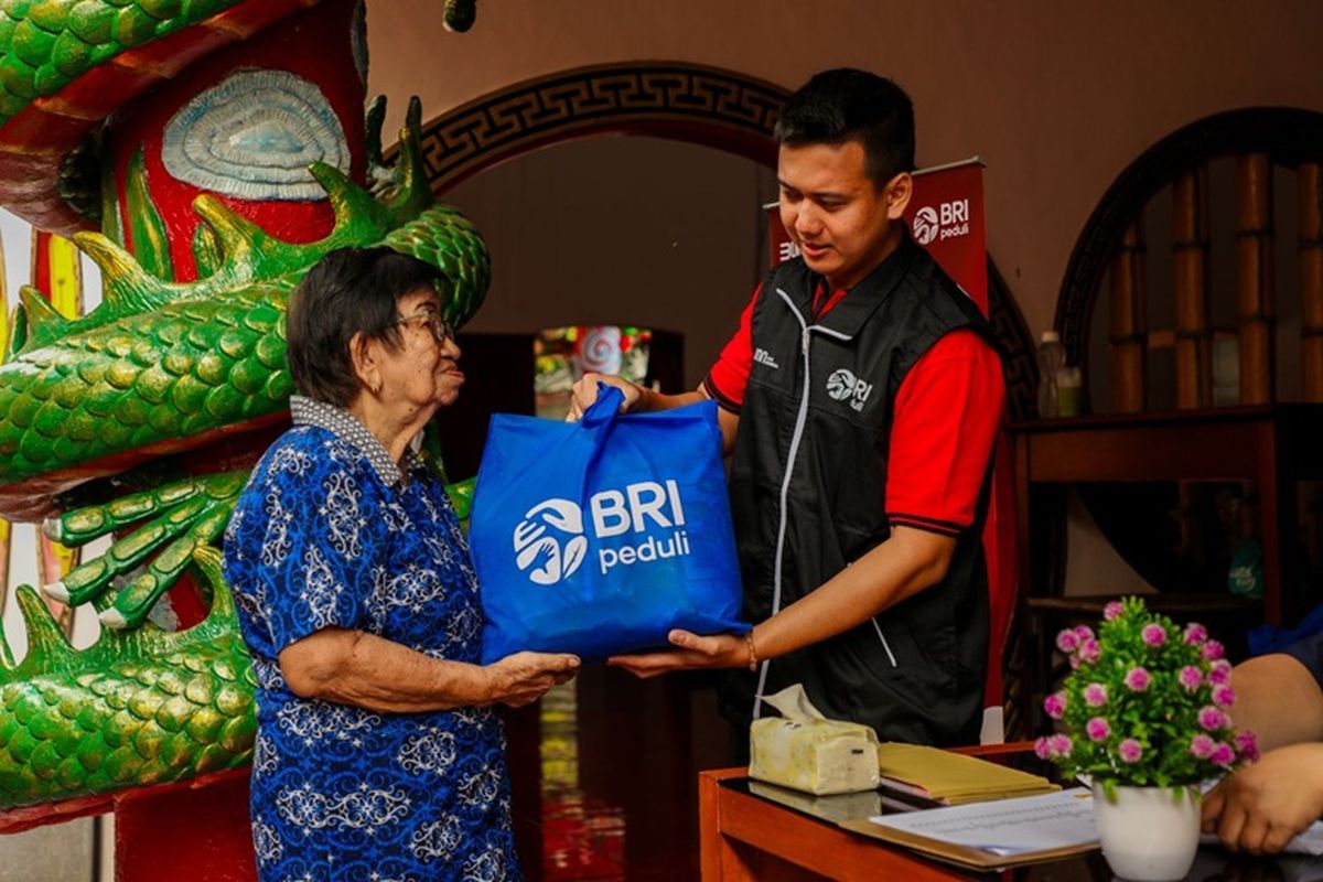 BRI menyalurkan 2.000 paket sembako bagi masyarakat Tionghoa di Tangerang, Banten, dan Singkawang, Kalimantan Barat. 