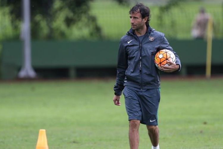 Pelatih timnas U-22 Indonesia Luis Milla saat seleksi timnas U-22 Indonesia di Lapangan Sekolah Pelita Harapan, Tangerang, Banten, Rabu (22/2/2017). Sebanyak 25 pemian sepak bola mengikuti seleksi pertama Timnas Indonesia U-22 proyeksi SEA Games 2017.