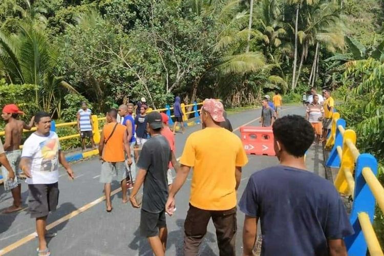 Dua warga desa bertetangga di Kecamatan Amahai, Kabupaten Maluku Tengah terlibat bentrokan di perbaatasan kedua desa, Senin (1/11/2021). Dalam bentrokan tersbeut satu warga tewas dan sembilan lainnya terluka
