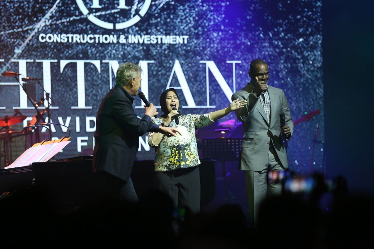 Brian McKnight saat berkolaborasi dengan David Foster dan salah seorang penonton di Dyandra Convention Center, Surabaya, Jawa Timur, Rabu Kamis (22/03/2018). Konser David kali ini bertajuk Hitman David Foster And Friends dengan menggandeng sejumlah penyanyi Internasional dan Indonesia yaitu Brian McKnight, Anggun, Yura Yunita, Sandhy Sandoro dan Dira Sugandi.
