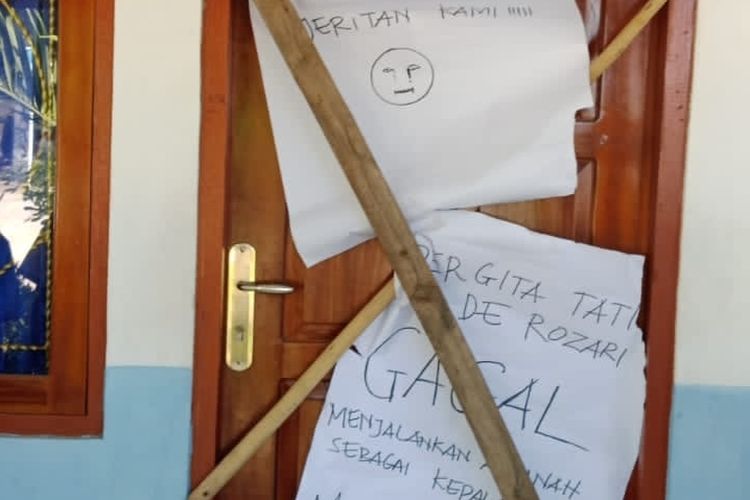 Guru SMP Negeri di Sikka Segel Ruang Kepala Sekolah, KBM Terganggu
