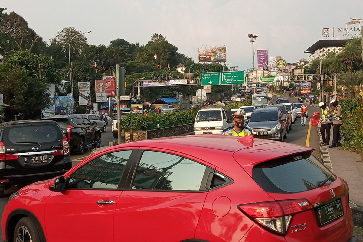 Kondisi lalu lintas sejak libur panjang di kawasan Puncak Bogor, Jawa Barat.