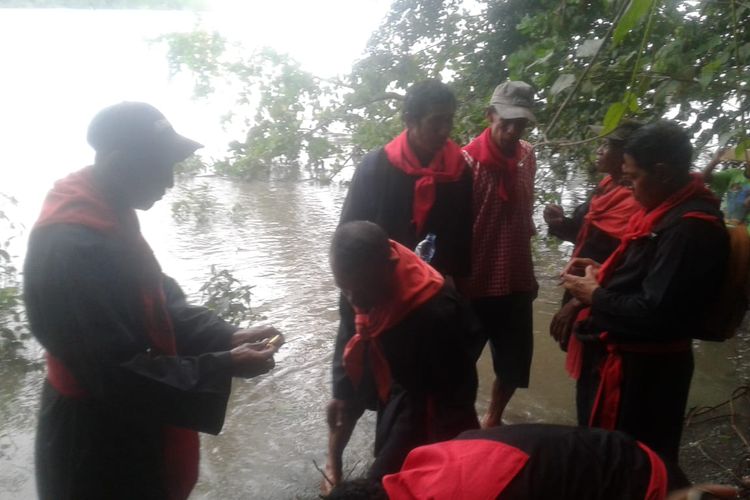 Pemangku adat di desa Makariki, Kecamatan Amahai, Kabupaten Maluku Tengah, Minggu sore (9/6/2019) menggelar ritual adat sebelum mencari Fanyu Lunmisai, warga desa yang hilang dimangsa buaya di sungai Ruata pada sabtu kemarin