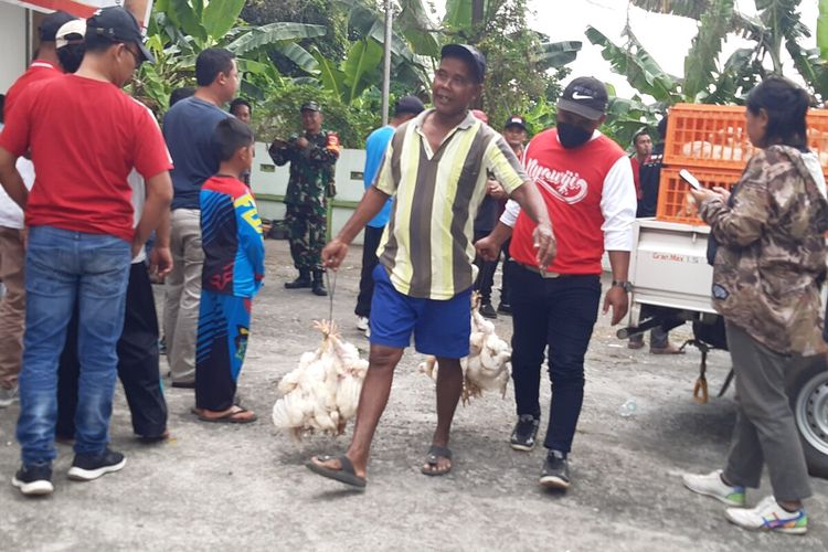 Pembagian ayam broiler hidup gratis di Kantor Desa Bolon, Colomadu, Karanganyar, Jawa Tengah, Minggu (28/8/2022).