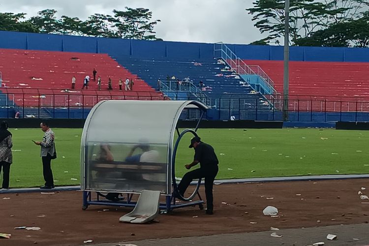 Anggota TGIPF Stadion Kanjuruhan saat melakukan kajian di Stadion Kanjuruhan, Jum'at (7/10/2022).