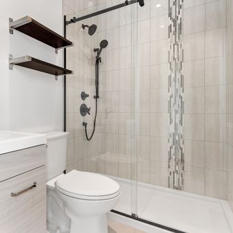 Ilustrasi kamar mandi minimalis, kamar mandi kecil, area shower kamar mandi. 