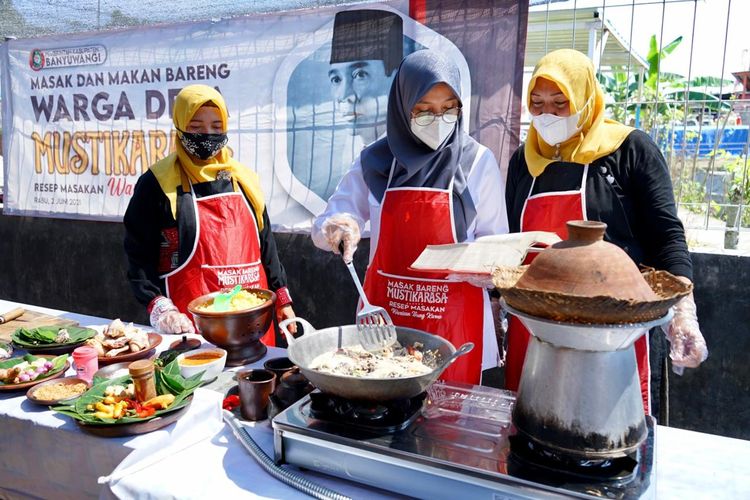 Ipuk bersama warga Desa Singolatren memasak dua resep warisan Bung Karno, yaitu sayur lodeh jantung pisang dan nasi jagung. 