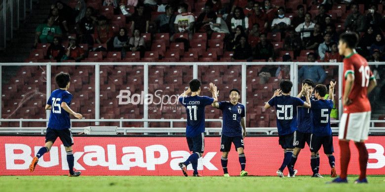 Para pemain timnas U-19 Jepang merayakan gol ke gawang timnas u-19 Indonesia di Stadion Utama GBK, MInggu (25/3/2018).
