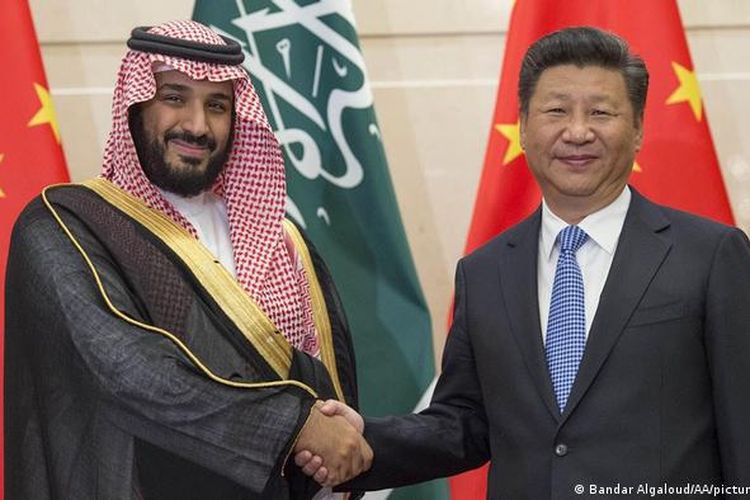Putra Mahkota Arab Saudi Mohammed bin Salman (kiri) dan Presdien China Xi Jinping (kanan).