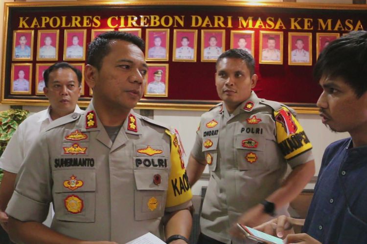 Kapolres Cirebon AKBP Suhermanto memberikan penjelasan terkait penangkapan IAS kepada sejumlah pekerja media di kantor polisi, Senin (13/5/2019). Polisi masih memeriksa dan mendalami motivasi serta tujuan IAS membuat dan menyebarkan video tersebut