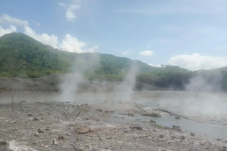 Asap berwarna putih terlihat di area Kawah Nirwana Suoh, Kecamatan Suoh, Kabupaten Lampung Barat, pascaerupsi yang terjadi pada Jumat (24/5/2024). Kawah Nirwana mengalami tiga kali erupsi dan tidak menimbulkan korban jiwa. 