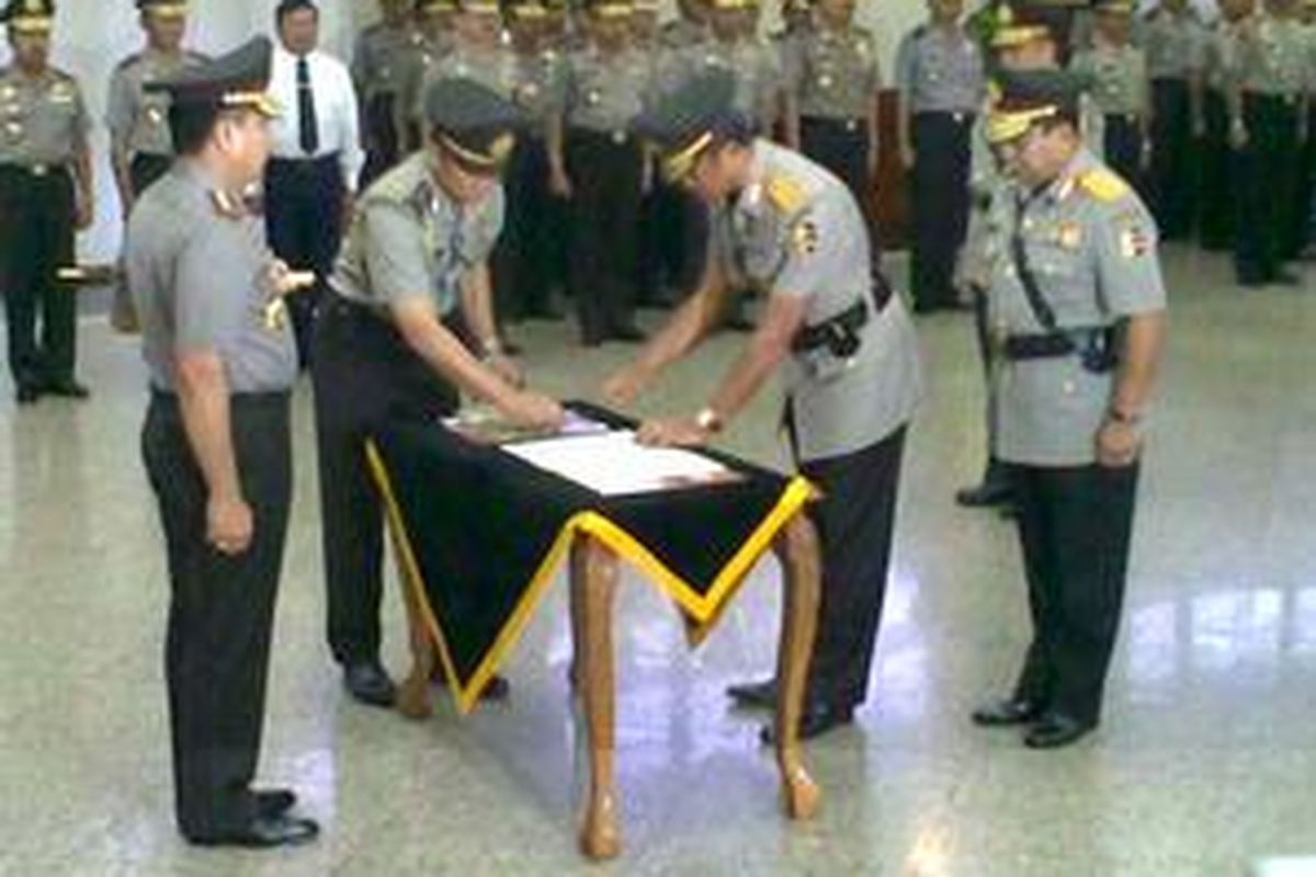 Kepala Polri Jenderal Bambang Hendarso Danuri menyaksikan penandatanganan serah terima jabatan Kepala Divisi Humas Mabes Polri dari Irjen (Pol Nanan Soekarna kepada Irjen (Pol) Edward Aritonang di Mabes Polri, Jakarta, Senin (4/1/2010).