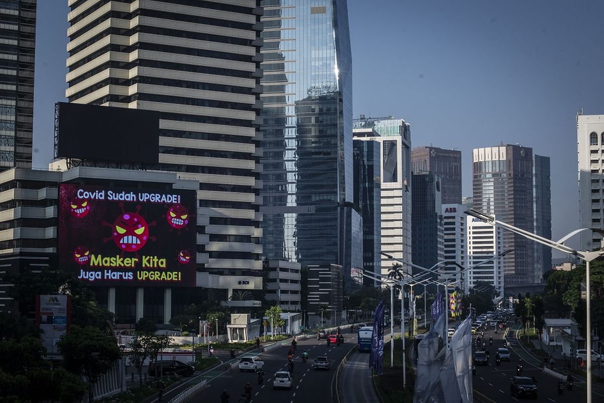 Deretan gedung perkantoran di Jalan Jenderal Sudirman, Jakarta, Jumat (2/7/2021). Pemerintah akan menerapkan PPKM Darurat di Pulau Jawa dan Bali mulai 3 Juli mendatang, salah satunya mewajibkan menerapkan work from home (WFH) atau bekerja dari rumah 100 persen untuk perkantoran yang bergerak di sektor non-esensial. ANTARA FOTO/Aprillio Akbar/foc.