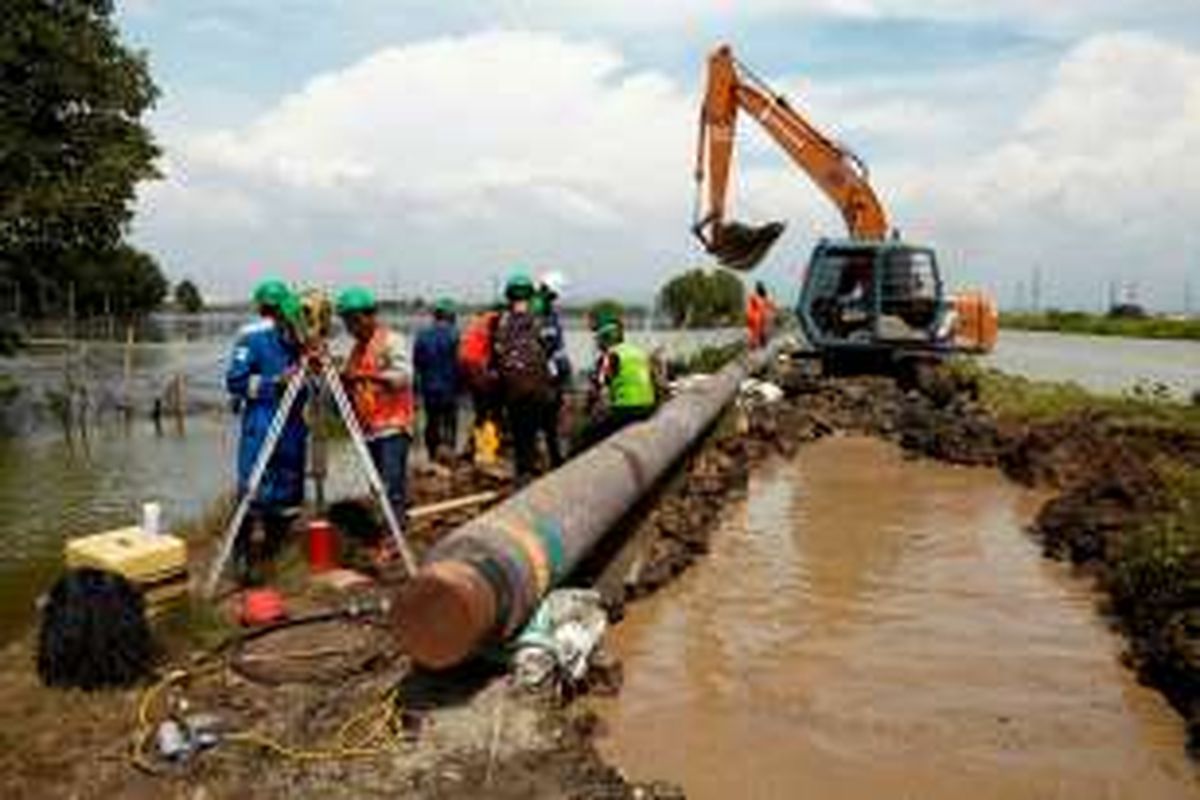 Pemasangan pipa gas bumi PGN