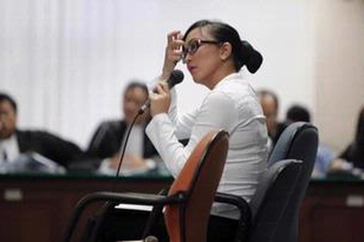 Anggota Dewan Perwakilan Rakyat dari Fraksi Partai Demokrat, Angelina Sondakh hadir memberi kesaksian untuk terdakwa Muhammad Nazaruddin di Pengadiloan Tindak Pidana Korupsi, Jakarta, Rabu (15/2/2012). Angelina Sondakh membantah memiliki Black Berry dan tidak mengakui semua isi pesan komunikasi dalam Black Berry tersebut saat dipertanyakan dalam persidangan.