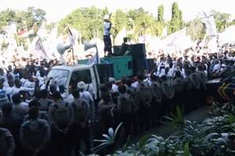 Aksi demo di DPRD Bali, Kamis(25/8/2016)