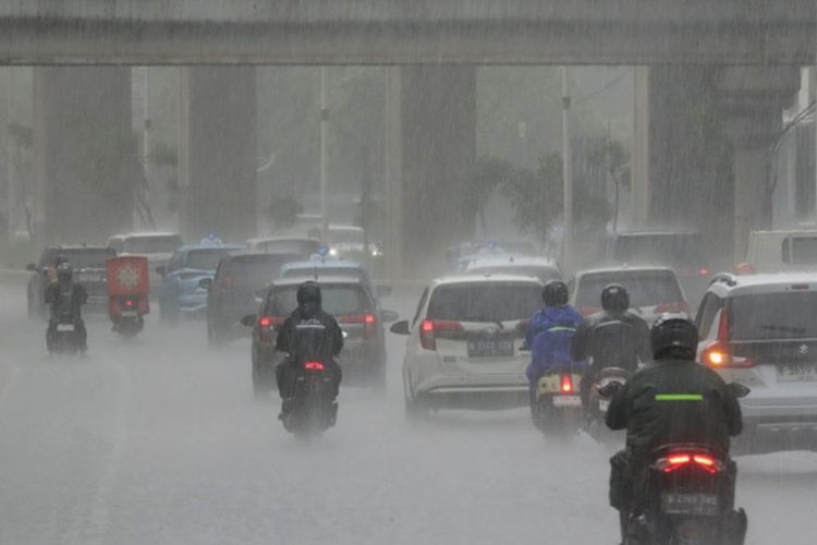 Pengendara roda dua melintas saat hujan di Jalan Rasuna Said, Jakarta, Senin (3/11/2025). Menteri Kesehatan Budi Gunadi Sadikin mengimbau masyarakat memakai masker dan mengurangi aktivitas di luar ruangan setelah hujan karena air langit itu, menurut temuan Badan Riset dan Inovasi Nasional, mengandung mikroplastik. Bagi manusia, mikroplastik bisa menimbulkan pelbagai penyakit serius, seperti gangguan reproduksi, masalah hormonal, dan kanker. 