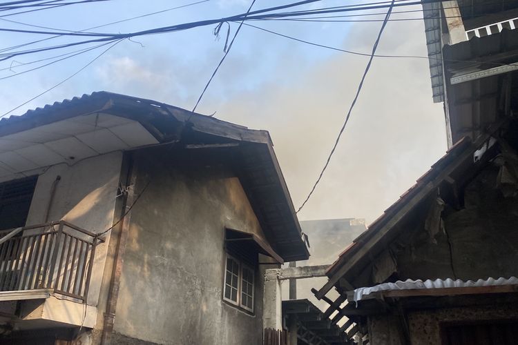 Pemadaman Kebakaran Toko Material di Setiabudi Sempat Terkendala Kabel Menjuntai Rendah