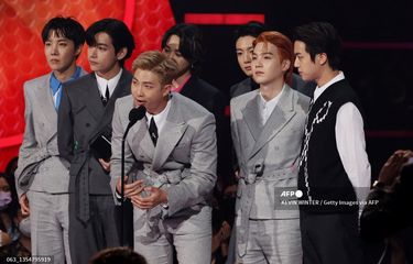 Para member BTS, (dari kiri) J-Hope, V, RM, Jimin, Suga, dan Jungkook, memberi sambutan atas penghargaan Artist of the Year di ajang American Music Awards 2021 yang digelar di Microsoft Theater, Los Angeles, pada Minggu (21/11/2021).   