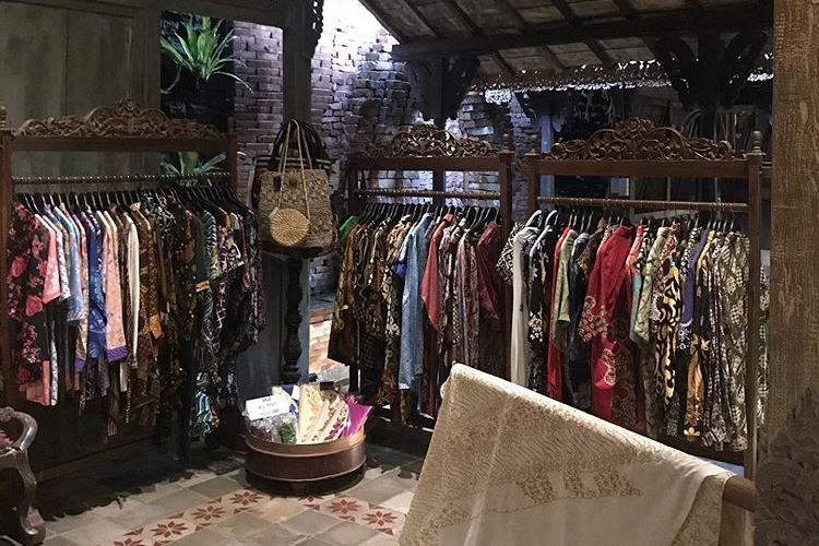 Deretan batik yang dijual di NdalemRatu