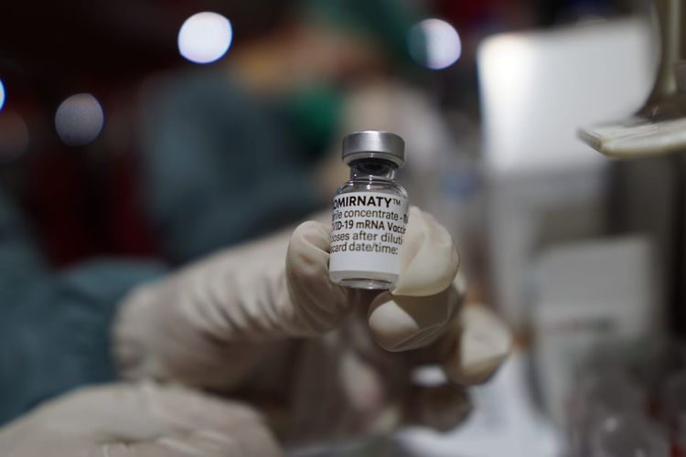 Vaksin Covid-19 Comirnaty dari BioNTech Pfizer.