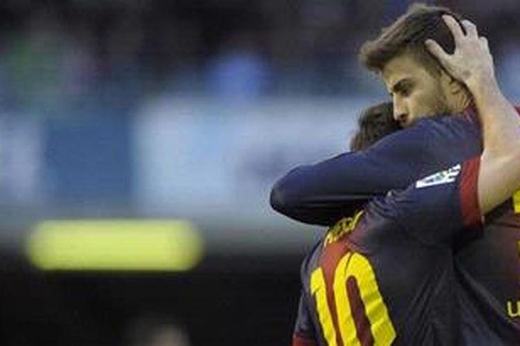 Bek Barcelona, Gerard Pique (kanan), memberi selamat rekan setimnya dari Argentina, penyerang Lionel Messi, dalam laga Liga BBVA di Stadion Balaidos, Sabtu (30/3/2013). 