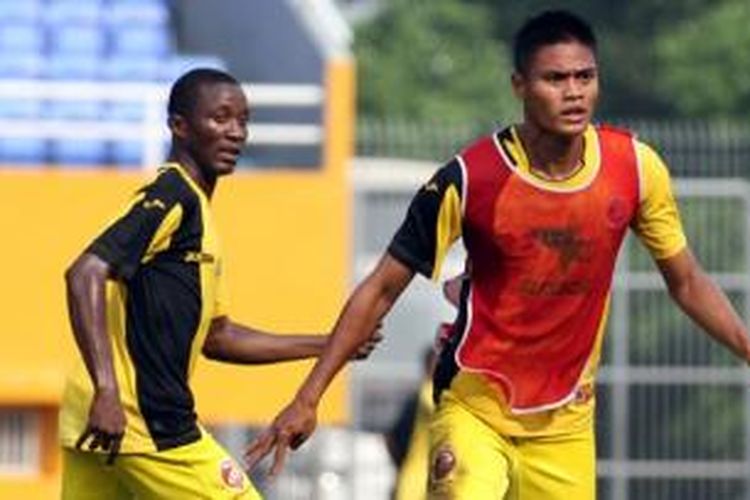 Gelandang anyar Sriwijaya FC, Morimakan Koita (kiri). 