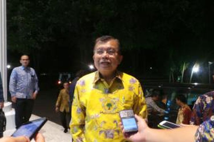 Wapres Jusuf Kalla dengan seragam Partai Golkar