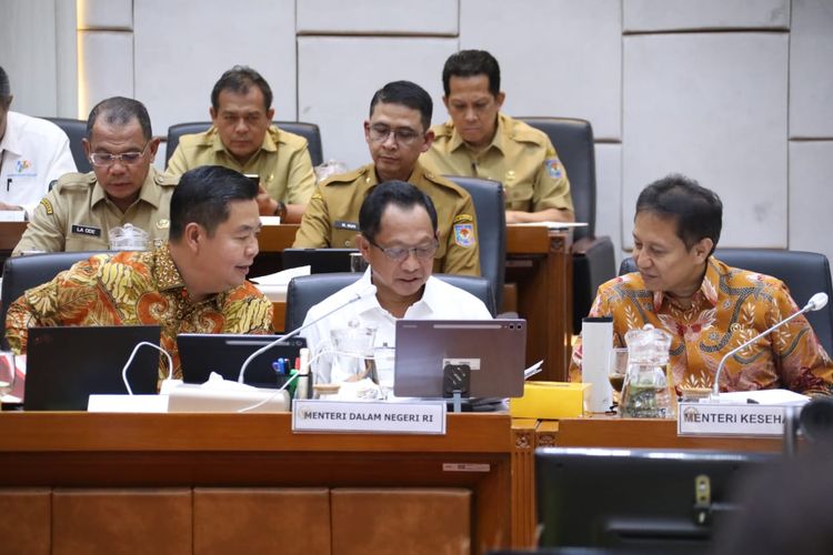 Mendagri Muhammad Tito Karnavian bersama Menteri Kesehatan Budi Gunadi dalam Rapat Kerja dengan Komisi IX Dewan Perwakilan Rakyat (DPR), di Ruang Rapat Komisi IX DPR RI, Gedung Nusantara I, Kompleks Parlemen, Senayan, Jakarta, Selasa (15/7/2025).