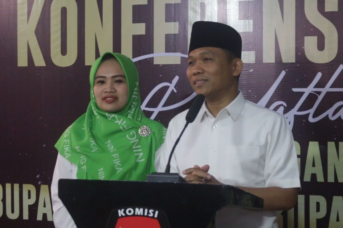Pasangan calon bupati dan wakil bupati Lumajang nomor urut 1 Thoriqul Haq dan Lucita Izza Rafika