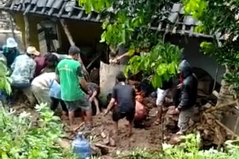 Longsor di Cirebon Timbun Satu Orang, Evakuasi Korban Dramatis