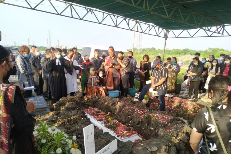 Pemakaman mahasiswa Ubaya yang meninggal saat mendaki Gunung Penanggungan.