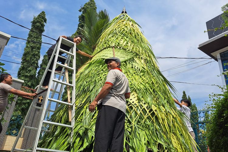 Pohon Natal terbuat dari janur di Gereja Katedral Kristus Raja Purwokerto, Kabupaten Banyumas, Jawa Tengah, Kamis (21/12/2023).