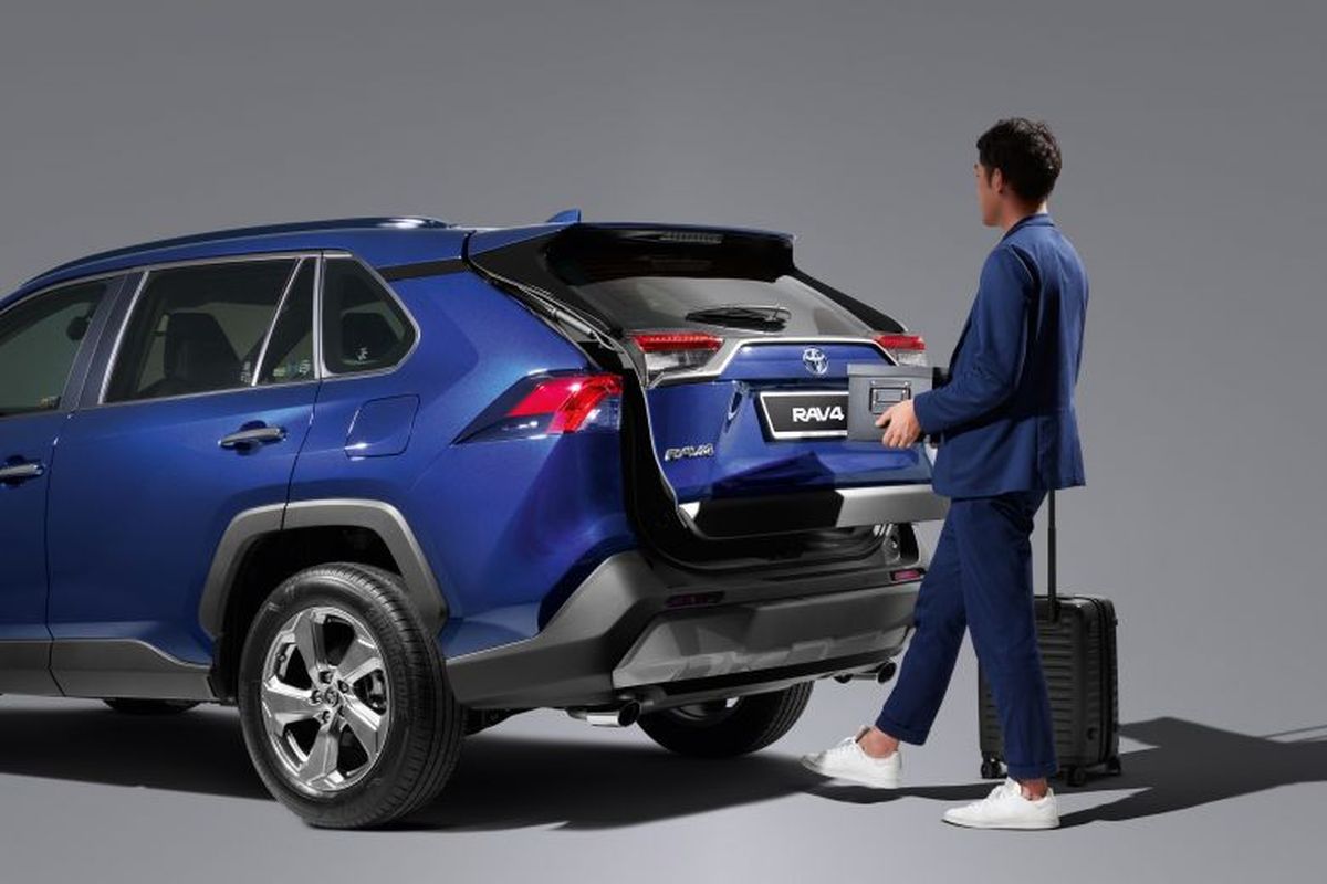 Salah satu fitur Toyota RAV4 di Malaysia, yakni kick sensor power tailgate.