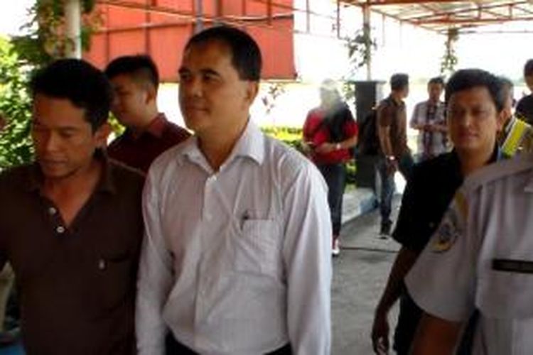 Ketua DPD Golkar Gunung Mas, Kusnadi B. Halijam digiring polisi di bandara Tjilik Riwut