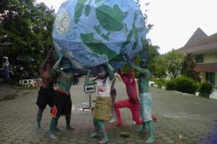 Sebelum membersihkan sungai, para pelajar dan mahasiswa di Kota Magelang menggelar aksi teatrikal di depan kampus Untidar Magelang, Selasa (22/4/2014).