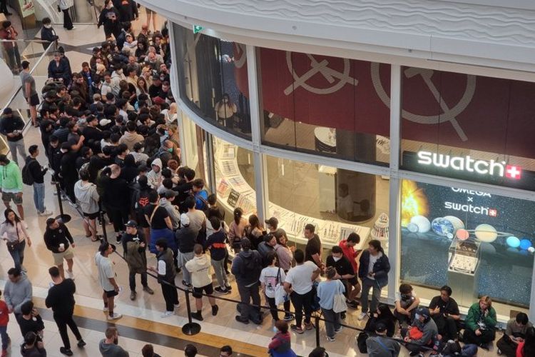 Salah satu pemandangan antrean calon pembeli di gerai Swatch di Chadstone, Melbourne, Australia.