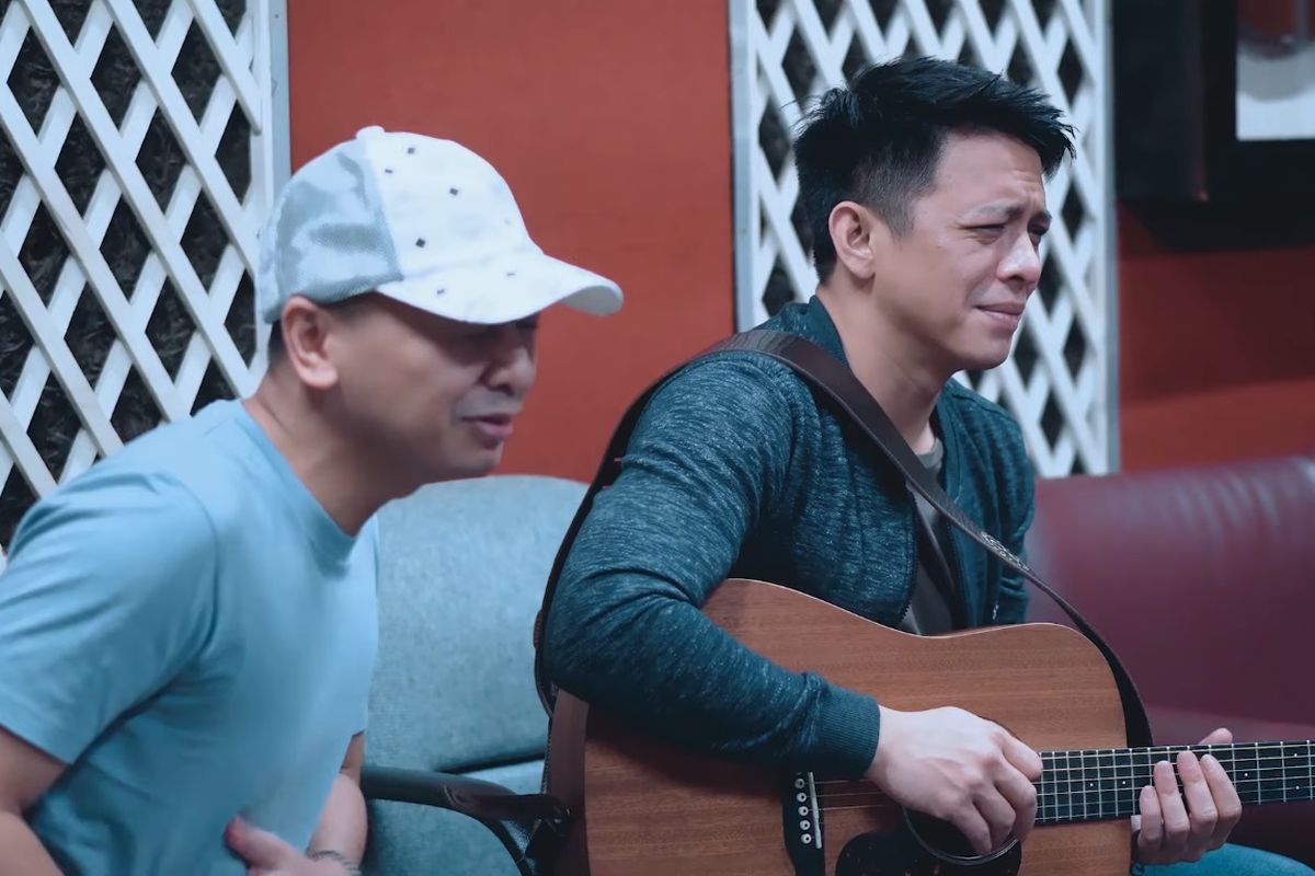 Bidik layar video YouTube NOAH berjudul Separuh Aku - NOAH Feat. Raditya Dika.