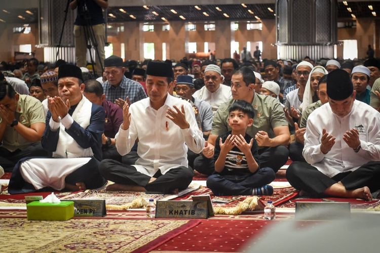 Presiden Joko Widodo bersama cucu pertamanya, Jan Ethes Srinarendra saat melakukan salat Jumat berjemaah di Masjid Istiqlal, Jakarta, pada Jumat (23/6/2023).