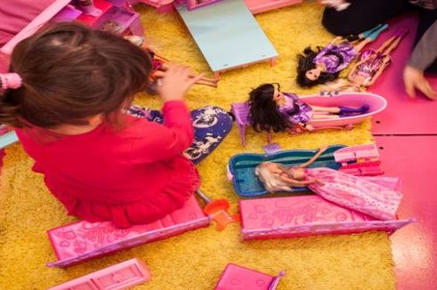 Anak Perempuan yang Sering Main Barbie Tumbuh Tak Percaya Diri