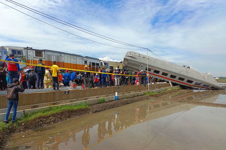 Proses evakuasi korban tabrakan KA Turangga jurusan Surabaya - Bandung dengan KRL Bandung Raya di Jalur Petak Cicalengka, Haurpugur, Kabupaten Bandung, Jawa Barat pada Jumat (5/1/2024) yang terjadi pukul 06.30 WIB.