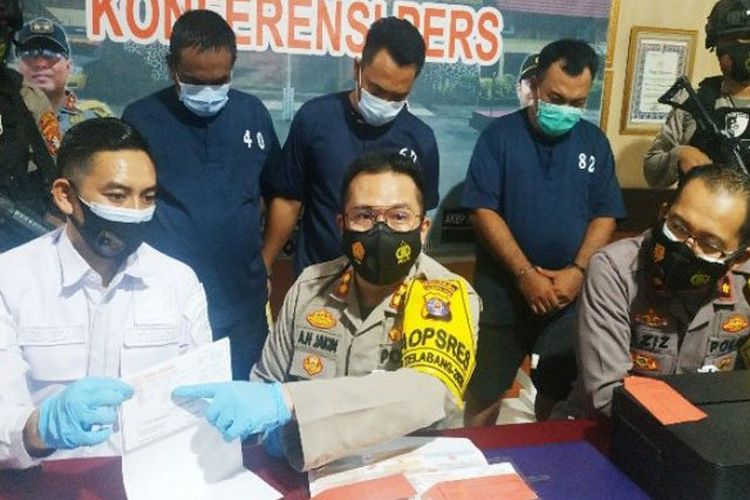 Kapolres Kotawaringin Timur AKBP Abdoel Harris Jakin didampingi Wakapolres Kompol Abdul Aziz Septiadi dan Kepala Satuan Reserse Kriminal AKP Zaldy Kurniawan menunjukkan tiga tersangka pemalsuan surat hasil tes cepat deteksi Covid-19, di Sampit Senin (25/1/2021). 