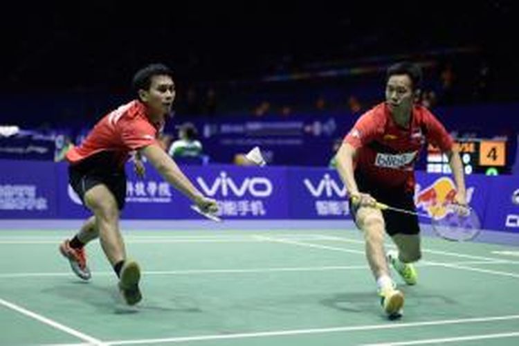 Pasangan ganda putra Indonesia, Mohammad Ahsan (kiri)/Hendra Setiawan, mengembalikan kok dari pasangan ganda Inggris, Andrew Ellis/Peter Mills pada laga babak penyisihan grup Piala Sudirman di Dongguan, Tiongkok, Selasa (11/5/2015).